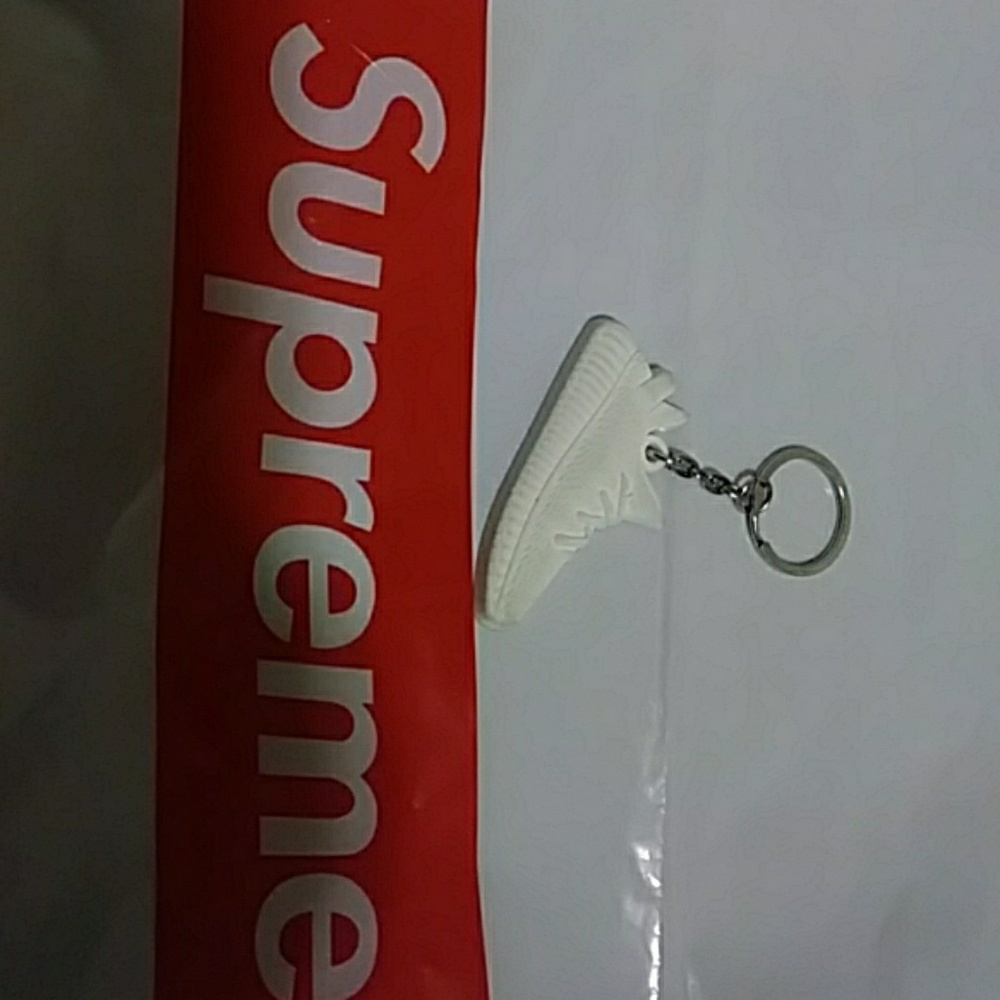 Supreme bag + Yeezy boost 350 Cream keychain
